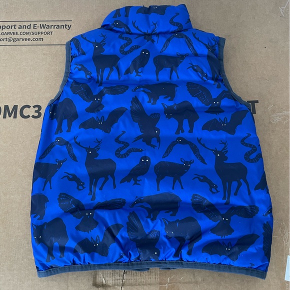 Mini Boden Boys Reversible Blue Navy Animal Print Puffer Vest Sz 4-5y - Picture 10 of 13